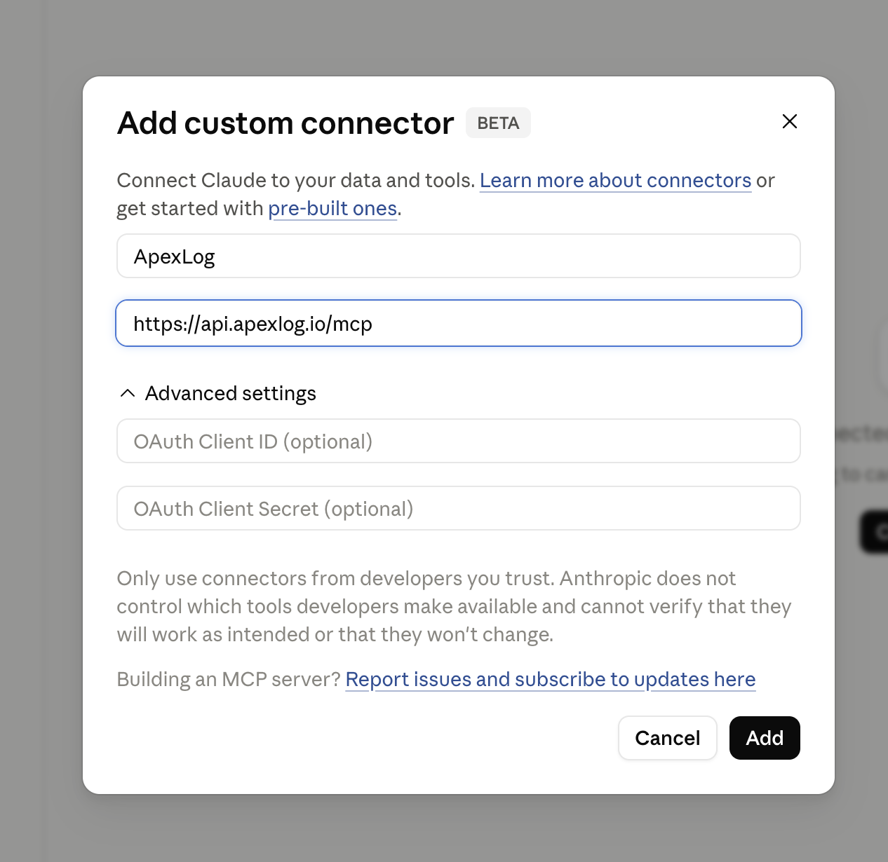 Formularz Claude Add custom connector wypełniony nazwą ApexLog i adresem https://api.apexlog.io/mcp.